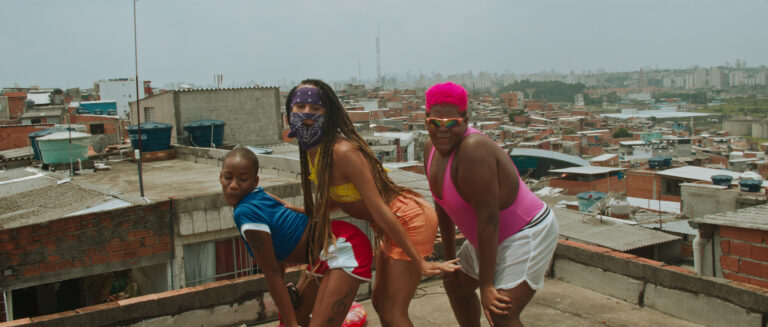 Três jovens negros da favela de Heliópolis saem em busca de refúgio na vida noturna LGBT+ do centro da cidade.